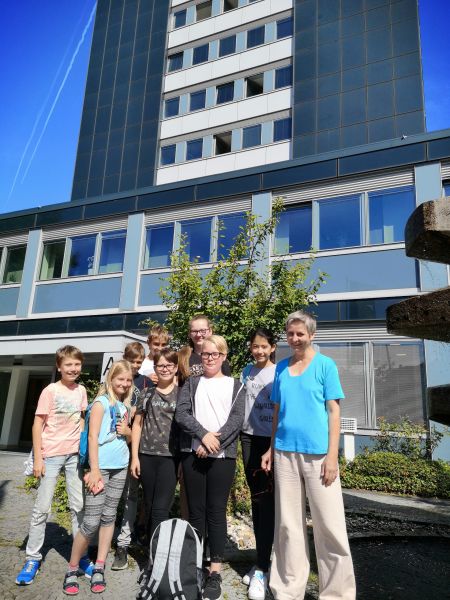 Künstlerin Eva Wilcke mit ihren Kulturrucksackkindern vor dem Paderborner Kreishaus